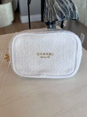 New!CHANEL Beauté White Knit Cosmetic Pouch